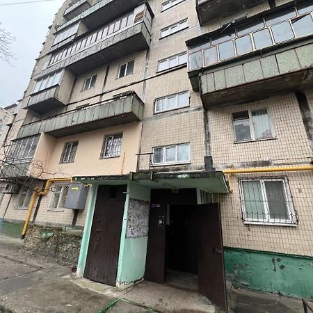 Квартира эконом-класса возле метро Левобережная Киев Экстерьер фото